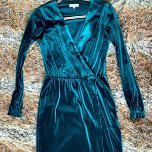 Velvet, mid-length dress 💚